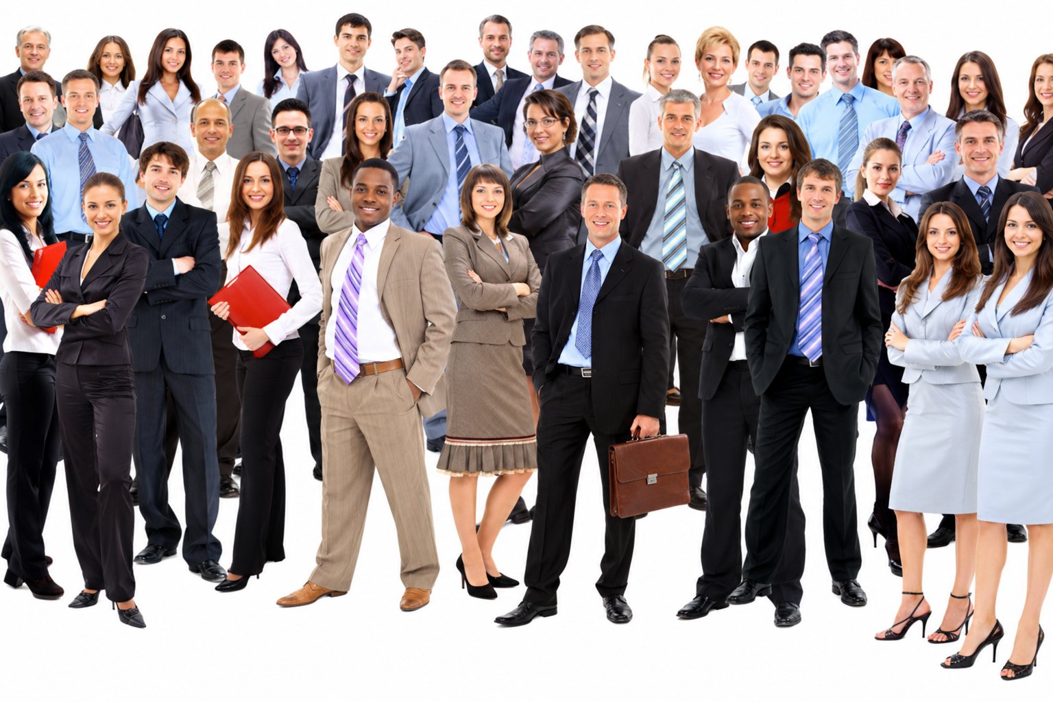 Un grand groupe d'hommes et de femmes en tenue professionnelle pose en souriant sur fond blanc.